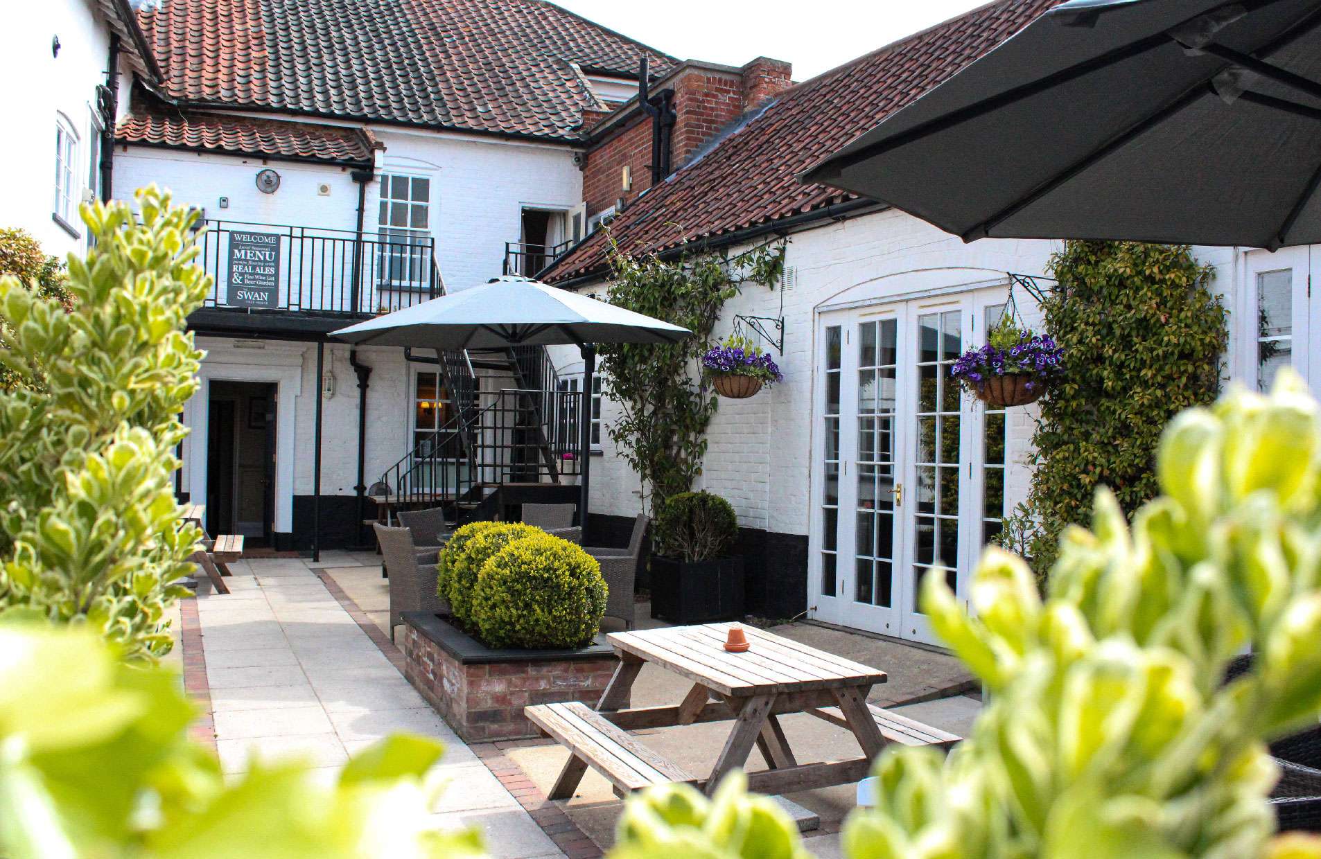 Courtyard garden and outdoor seating area at the Swan hotel and restaurant Loddon